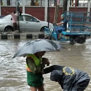 মুষলধারে বৃষ্টিতে রাজধানীতে জলাবদ্ধতা 