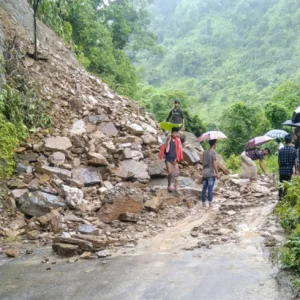 ৪ বিভাগে বজ্রসহ ঝড়ের পূর্বাভাস, চট্টগ্রামে ভূমিধসের আশঙ্কা