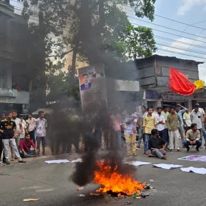 রাঙ্গামাটিতে ছাত্রদলের নতুন কমিটি বাতিলের দাবিতে আগুন জ্বালিয়ে বিক্ষোভ