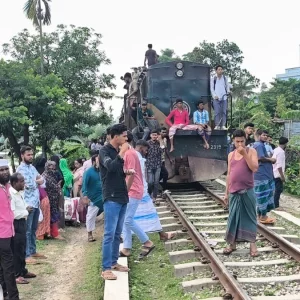 জলাবদ্ধতা নিরসনের দাবিতে জামালপুরে ট্রেন আটকে বিক্ষোভ