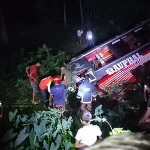 মধ্যরাতে নিয়ন্ত্রণ হারিয়ে যাত্রীবাহী বাস খাদে, নিহত ১