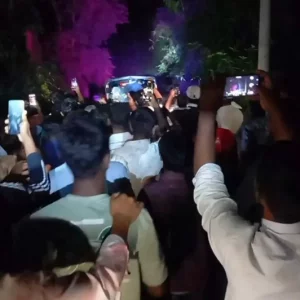 প্রেম ভেঙ্গে যাওয়ায় ৪৬০ ফুট টাওয়ারের ওপর থেকে লাফ দেওয়ার হুমকি যুবকের