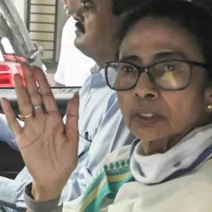 নিজ আসনেই ৫৩৮ ভোটে পিছিয়ে মমতা