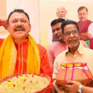 বিজেপি প্রার্থীদের জয়ের খবর, ঝালমুড়ি বিতরণ নেতা-কর্মীদের