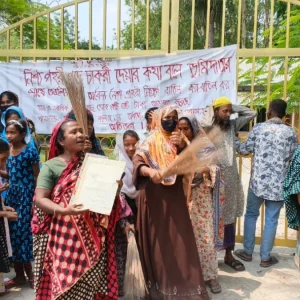 ঘুষের টাকা ফেরত চেয়ে অধ্যক্ষের বিরুদ্ধে চাকরি প্রার্থীদের বিক্ষোভ 
