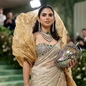৫০ জন কারিগরের ১২০০ ঘণ্টার পরিশ্রমে তৈরি ইশা আম্বানির মেট গালা লুক