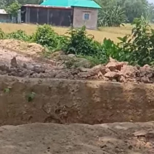 কালভার্ট নির্মাণের গর্ত খুঁড়ে লাপাত্তা ঠিকাদার, ভোগান্তিতে এলাকাবাসী