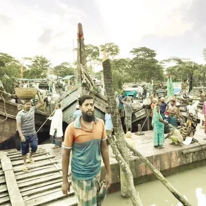 সাগরে মিলছে না কাঙ্ক্ষিত মাছ, বৈরী আবহাওয়া ও জলদস্যু আতঙ্কে জেলেরা