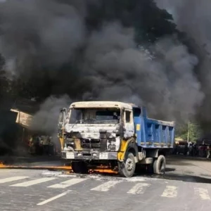 রাজশাহীতে ট্রাকের ধাক্কায় পথচারী নিহত, ঘটনার পর দুই ট্রাকে আগুন