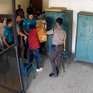 রাজশাহীতে পুলিশের সামনেই টেন্ডার বক্স ছিনতাই