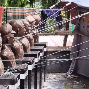 সাত বীরশ্রেষ্ঠের ভাস্কর্যের গলায় দড়ি বেঁধে চলছে প্রশাসনের মেলা, শুকানো হচ্ছে লুঙ্গিও
