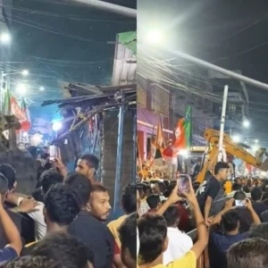 কলকাতায় বুলডোজার দিয়ে মাংসের দোকান ভাঙল বিজেপির কর্মীরা!