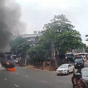 ফার্মগেটে চলন্ত প্রাইভেটকারে আগুন