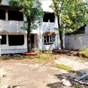 জুলাই ছাত্র আন্দোলনের কর্মী পরিচয়ে আমুর পরিত্যক্ত বাড়ির ফটক ভাঙলেন শিক্ষার্থীরা