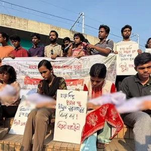 ঢাবিতে ড. ইউনূসের বিচারের দাবিতে বিক্ষোভ