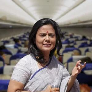 মাঝ আকাশে মহুয়া মৈত্রকে লক্ষ্য করে ‘তৃণমূল চোর’ স্লোগান
