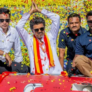 কলেজ ড্রপআউট থেকে মুখ্যমন্ত্রী: বিজয়ের রাজকীয় প্রত্যাবর্তনের গল্প