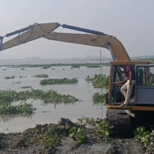 নদী থেকে বালু তুলে তৈরি হচ্ছে রাস্তা, ভাঙন ঝুঁকিতে আশ্রয়ণ প্রকল্প