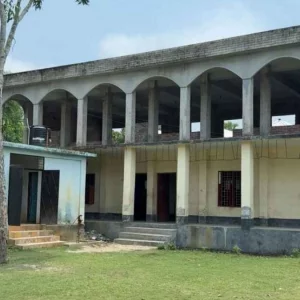 ৩৭ লাখ টাকা ব্যয়ে সিঁড়ি ছাড়াই বিদ্যালয়ের দোতলা ভবন নির্মাণ