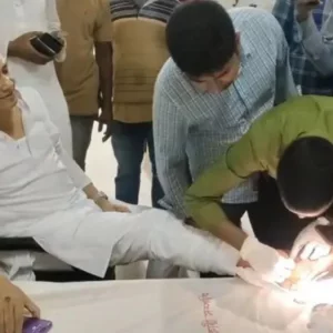 মহাসড়কে টর্চলাইট জ্বালিয়ে সংঘর্ষ, থামাতে গিয়ে আহত এমপি