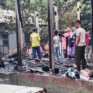 তিন সন্তানকে বাঁচালেও আগুনে পুড়ে মারা গেছেন বাবা-মা