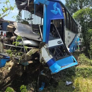 যাত্রীবাহী দুই বাসের সংঘর্ষে মুখোমুখি সংঘর্ষে নিহত ১, আহত ১১