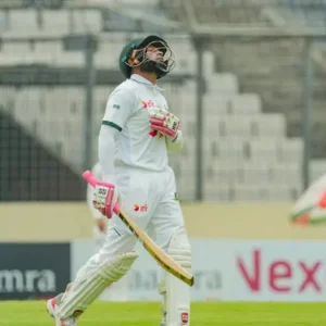 উইকেট ছুঁড়ে দিলেন লিটন-মিরাজ, মুশফিকের ব্যাটে লড়ছে বাংলাদেশ 