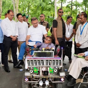 বিশেষ চাহিদাসম্পন্ন তরুণের ‘স্মার্ট কারে’ চড়লেন প্রধানমন্ত্রী