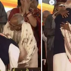 ৯৮ বছর বয়সী বৃদ্ধের পা ছুঁয়ে প্রণাম করলেন নরেন্দ্র মোদি, কী তার পরিচয়