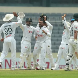 মিরাজের ফাইফারে লিড পেলো বাংলাদেশ
