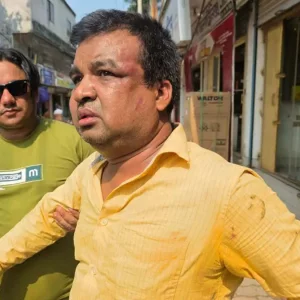 ভুয়া সন্দেহে আসল ভ্যাট পরিদর্শককে খুঁটিতে বেঁধে গণপিটুনি