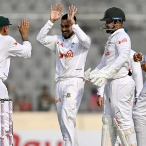 ৪ রানে ৩ উইকেট তুলে নিয়ে ম্যাচে ফিরলো বাংলাদেশ 