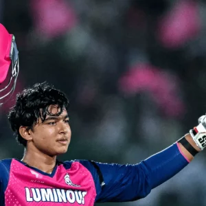 এবার ছাক্কায় সেঞ্চুরি করে ইতিহাসে নাম লেখালেন সূর্যবংশী