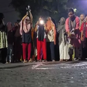 ছাত্ররাজনীতি নিষিদ্ধের দাবিতে মধ্যরাতে ইডেন মহিলা কলেজে বিক্ষোভ