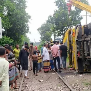 ট্রাককে টেনে ২৫ গজ দূরে নিয়ে গেল ট্রেন, চালক নিহত
