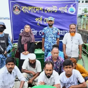 কর্ণফুলী নদীতে বন্দরের জাহাজ থেকে তেল পাচারের অভিযোগে আটক ৯