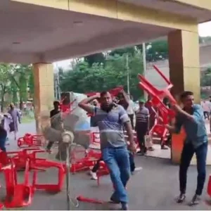পবিপ্রবিতে ভিসির অপসারণ দাবির কর্মসূচিতে হামলা, শিক্ষকসহ আহত ১০
