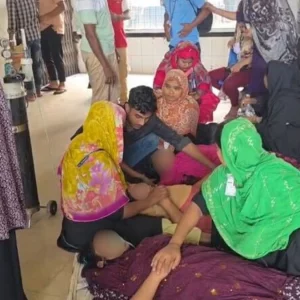 গাজীপুরে পোশাক কারখানায় হঠাৎ অর্ধশত শ্রমিক অসুস্থ