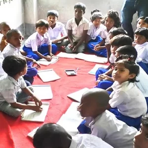 শ্রেণিকক্ষসংকটে বারান্দায় চলছে পাঠদান