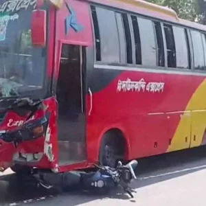 ফেনীতে বাস চাপায় প্রাণ গেল বাবা-ছেলের