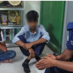 ফুটবল খেলাকে কেন্দ্র করে স্কুলছাত্রকে ছুরিকাঘাত, আটক ২