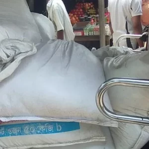 সরকারি চাল গোপনে বিক্রি, হাতেনাতে ধরা টিসিবি ডিলার