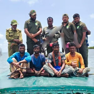 ট্রলারে থামার সংকেত দিতেই বনরক্ষীদের লক্ষ্য করে মুহুর্মুহু গুলি