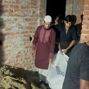 গৃহবধূকে হত্যার পর ঘরের মেঝেতে বালুচাপা