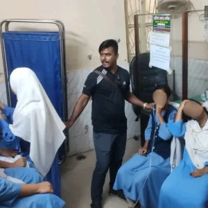 ক্লাস চলাকালে ‘বিষাক্ত কেমিক্যালের গন্ধে’ অর্ধশতাধিক শিক্ষার্থী অসুস্থ