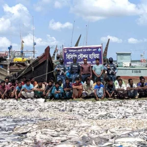নিষেধাজ্ঞা অমান্য করায় মেঘনায় ৪৫ জেলে আটক