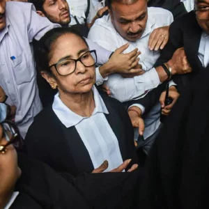 কলকাতা হাইকোর্টে মমতাকে ঘিরে বিক্ষোভ, গালাগাল ও মারধরের অভিযোগ
