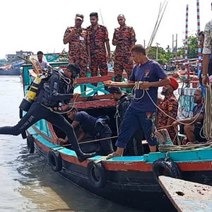 মোংলায় ট্রলার থেকে নদীতে পড়ে নিখোঁজ চালক