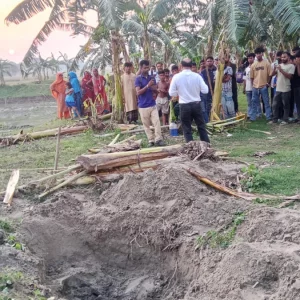 পুকুর পাড়ে মাটি খুঁড়ছিল কুকুর, ভেতর থেকে বেরিয়ে এলো মা-মেয়ের মরদেহ