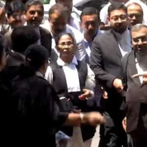 হাইকোর্টে আইনজীবীরা মমতাকে বললেন চোর-চোর, মমতা বললেন ইউ আর বিটিং মি
